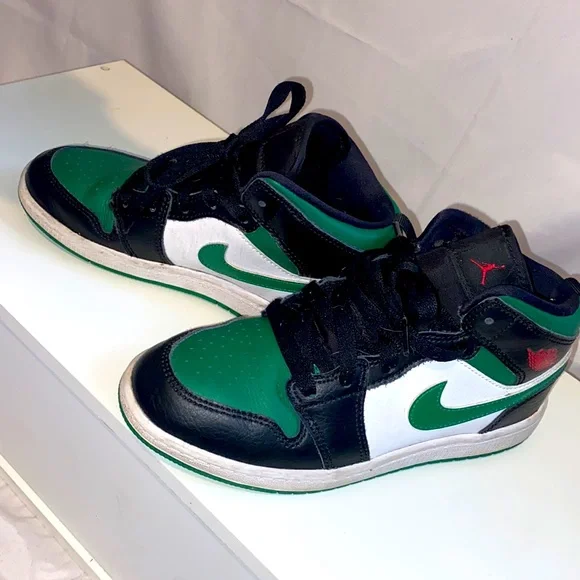 Air Jordan 1s black and green! - Picture 3 of 7